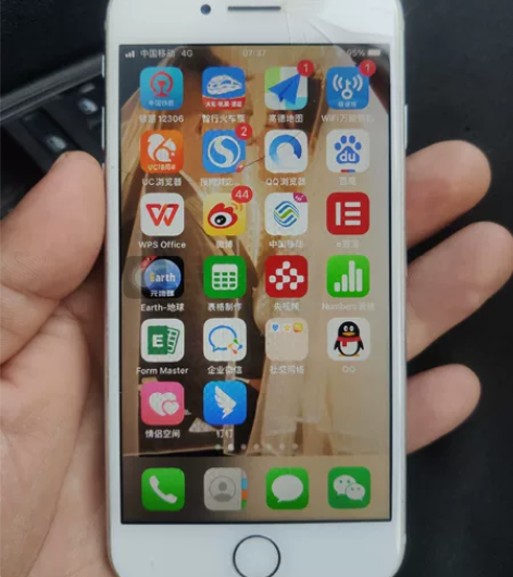 苹果8国行128，无拆修，无暗病。 成色嘎...