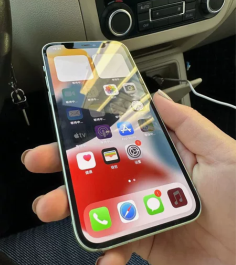 苹果12国行128g无拆无修，左下角有磕碰...