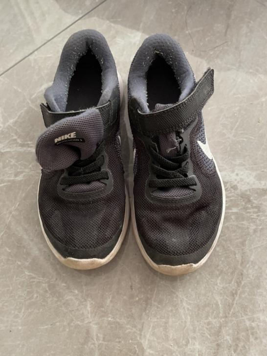 耐克运动鞋,9成新,12C