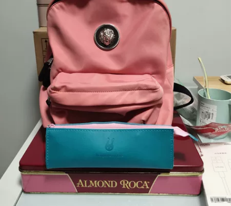 对了，还有50一个的联想电脑背包，几乎全新...