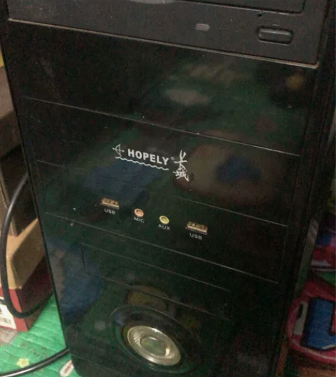 电脑机箱,里面还有主板,刻录机什么的,便宜...