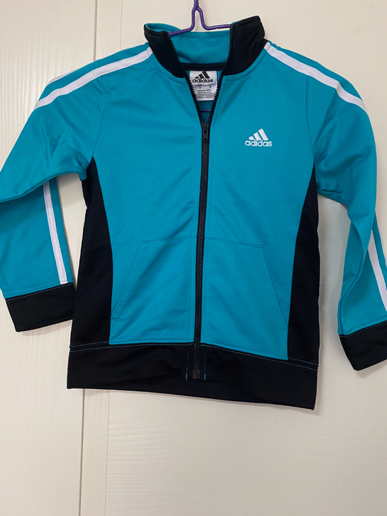 Adidas阿迪达斯童装上衣专卖店购入，衣...