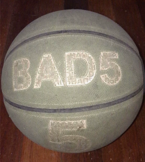 李宁bad5篮球 打的次数挺多有点磨损 整...