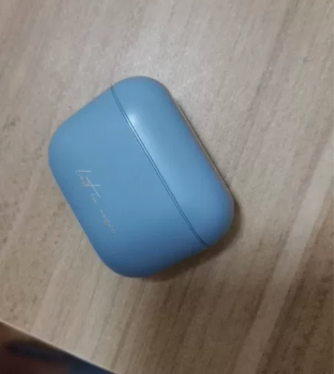 漫步者蓝牙耳机，买来时间不长，姐姐又送了我...