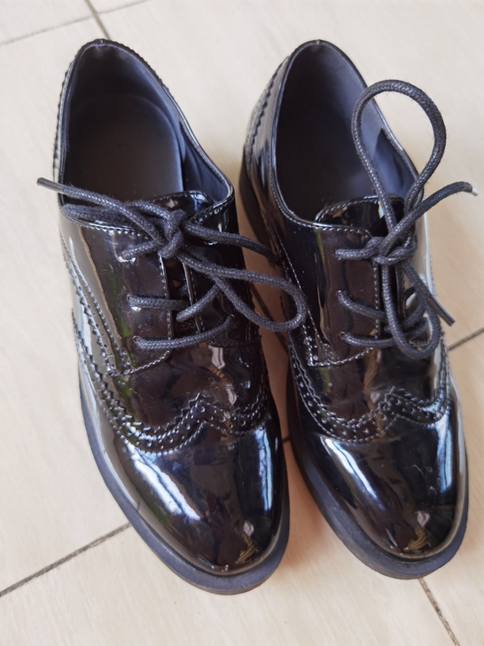 九成新达芙妮英伦风复古风绑带粗跟皮鞋漆皮单鞋