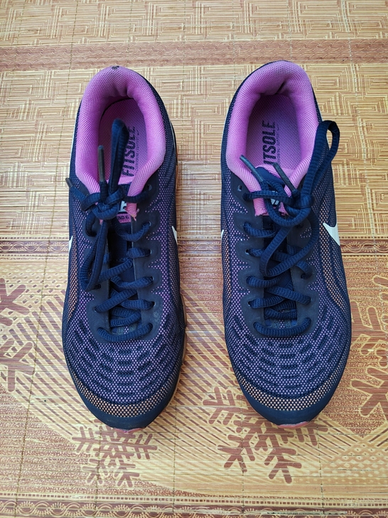 36.5码耐克休闲鞋  无瑕疵 无开胶 正...