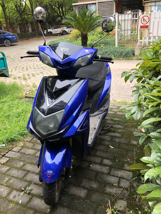 时尚帅气超威60V电瓶车可骑60公里