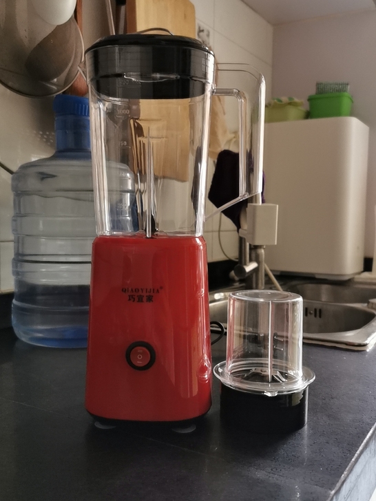 多功能榨汁机，配备两个刀头和存储罐，说明书...