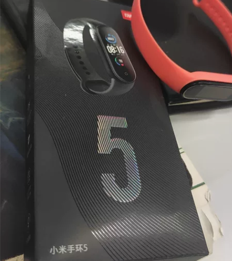 出一个99新的小米手环5，因为朋友送了一个...