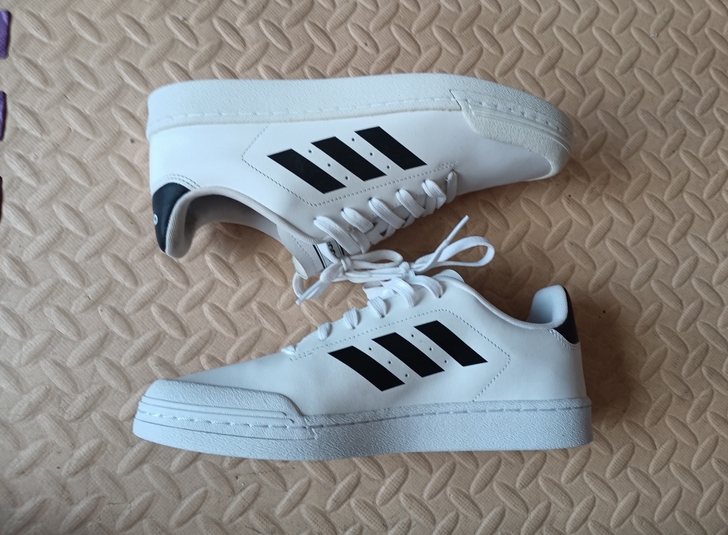 Adidas阿迪板鞋，41码内长255，白...