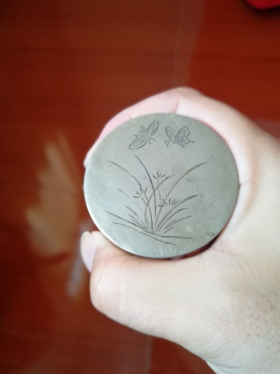 晚清精白铜蝶恋花香粉盒