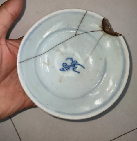 清早期青花茶碗,品相如图,缺肉,年份好,精...