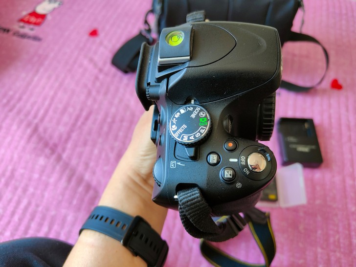 自用尼康半画幅单反D5100，购于新加坡，...