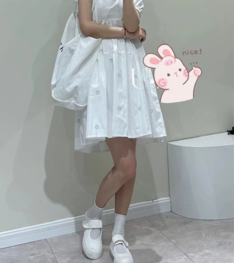 白色裙子，可爱风 感兴趣的话点“我想要”和...