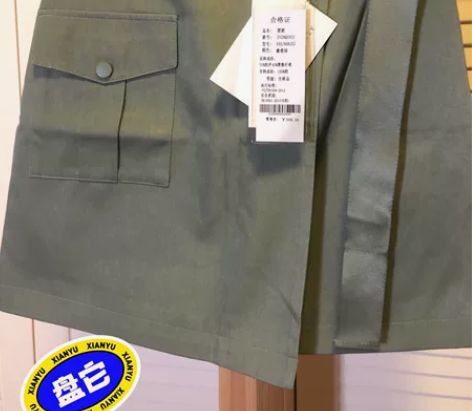 品牌橄榄绿色工装风半裙，S码全新吊牌在，腰...