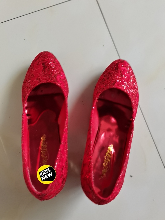 婚鞋，只穿一次，便宜出，同城自取。