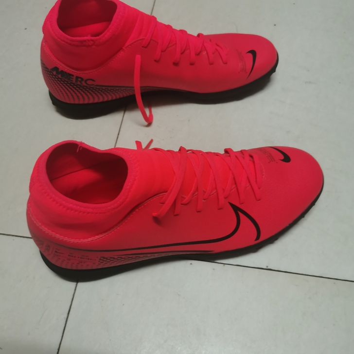 刺客13tf耐克足球鞋，尺码41 尺码偏小...