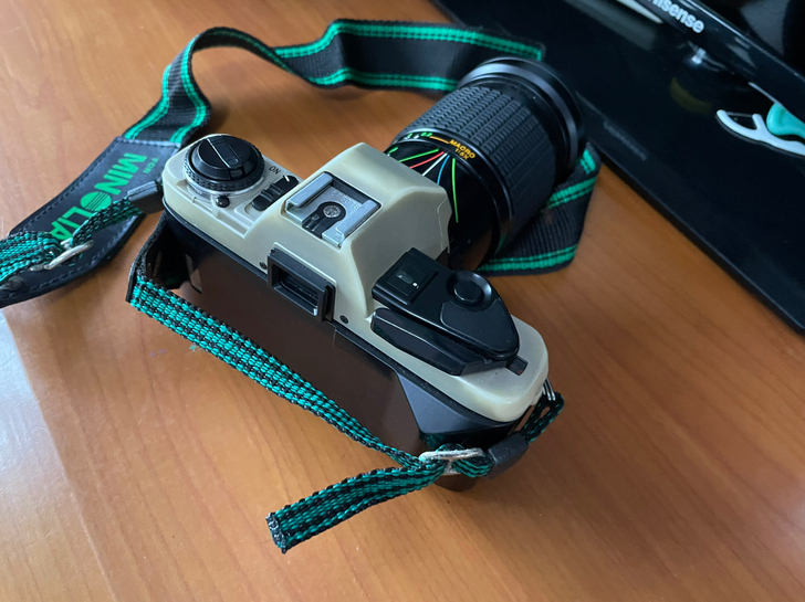 海鸥单反相机DF一2000品相如图，老古董。