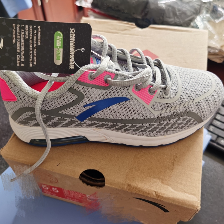 安踏女综训鞋,全新,吊牌、鞋盒齐全!