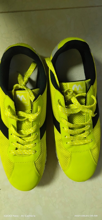 鸿星尔克男鞋，穿了几次，颜色太亮了吼不住！