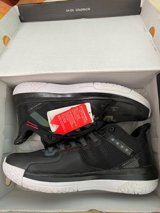 全新李宁男款韦德系列篮球鞋，只有一双43....