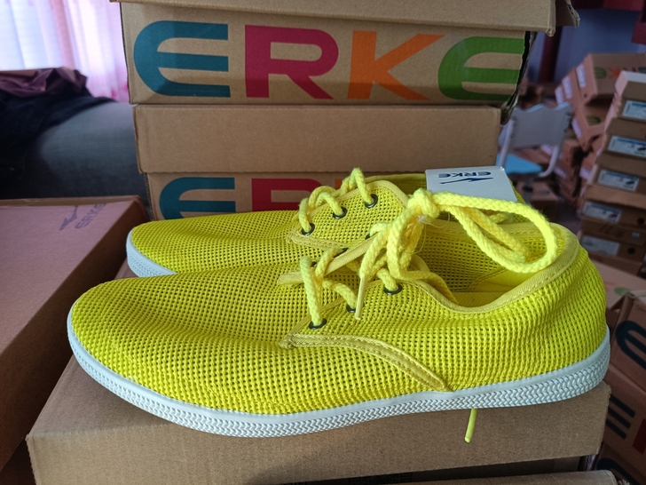 鸿星尔克正品，40码一双，正品全新实物拍摄...