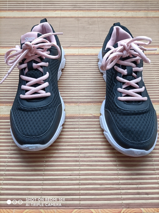 二手男特步运动鞋.39码   鞋子保证正品...