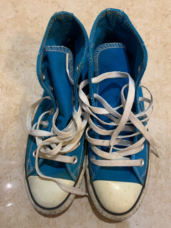 匡威蓝色高帮帆布鞋只穿过两次一直放柜子里了...