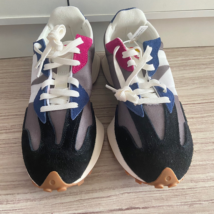 出男码跑步鞋,一双女码鞋