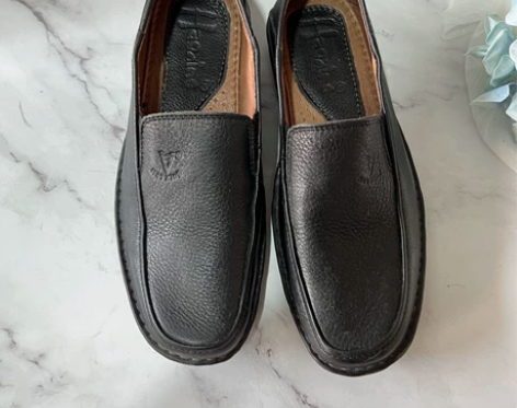 男士休闲皮鞋 黑色的商务软底鞋 纯皮的 感...