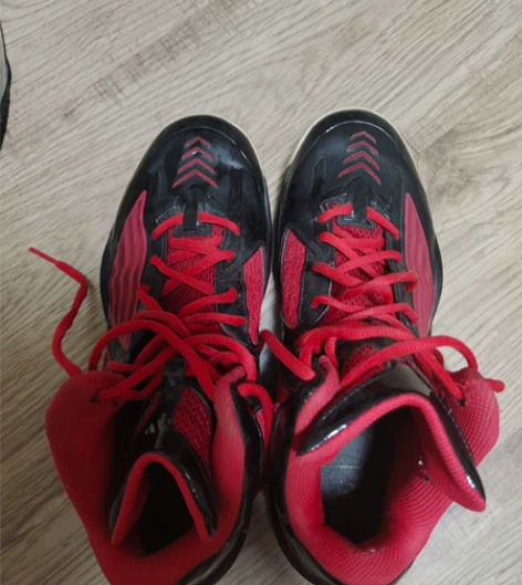 李宁篮球鞋 43码 七成新 感兴趣的话点“...