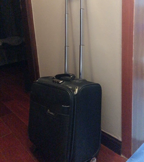 other/其他 旅行箱掉了一个轮子 感兴...