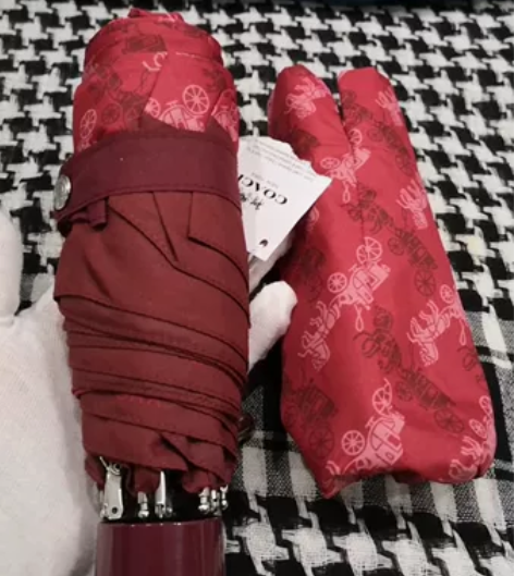 蔻驰红色马车标雨伞～短款，全新～吊牌在，分...