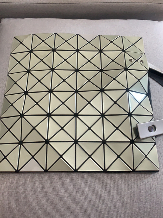 三宅一生包包，银色，99新，仅背2次，低价...