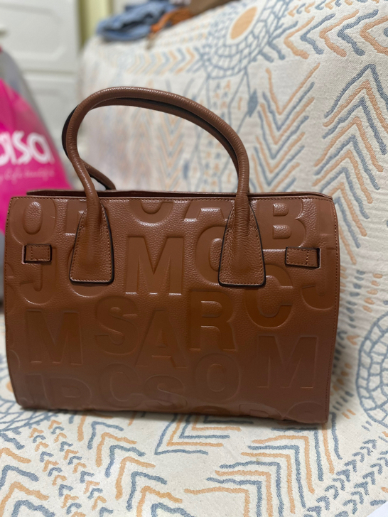 全新女士皮包，有斜挎带，焦糖色，里边有分层...