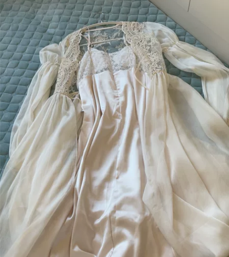 婚礼晨袍，外搭加长拖尾加吊带裙，就是某书很...