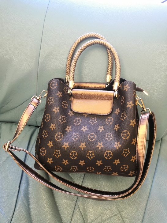 全新 手提包斜挎包，这款比较适合中年女性，...