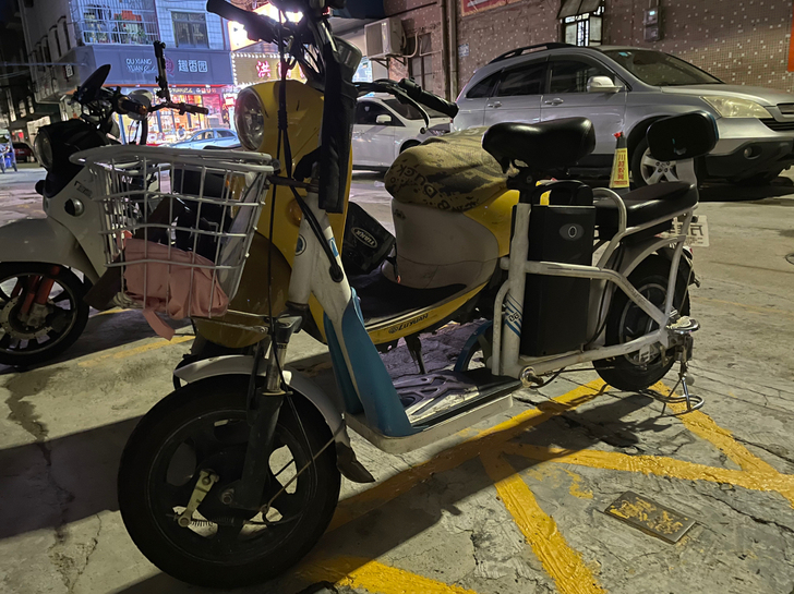 出一台闲置电动车，带充电器 脚踏和链子嫌碍...