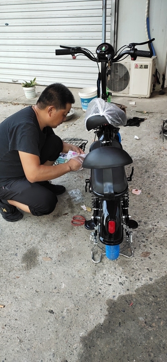 全新的电动自行车