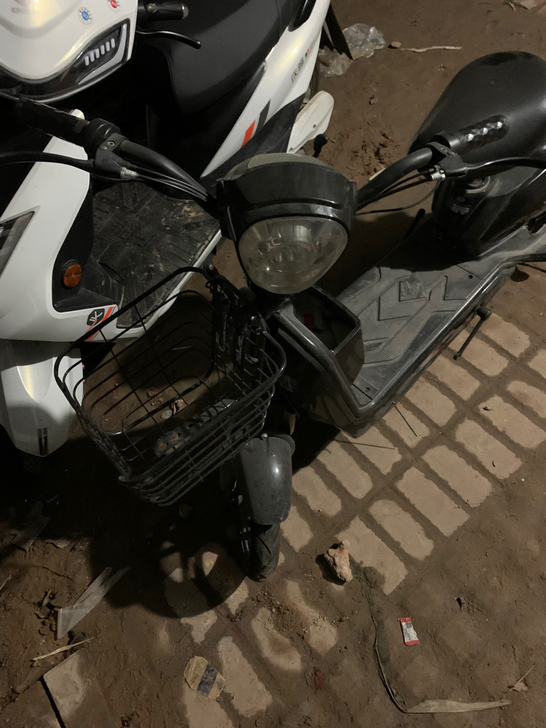 飞鸽电动自行车 使用不到一年。很久没有骑了...