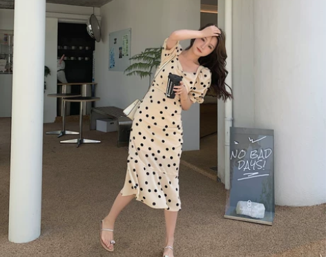 番茄自制复古圆波点泡泡袖鱼尾夏季短袖连衣裙...