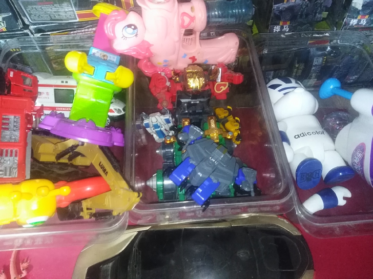 一大箱破烂玩具打包