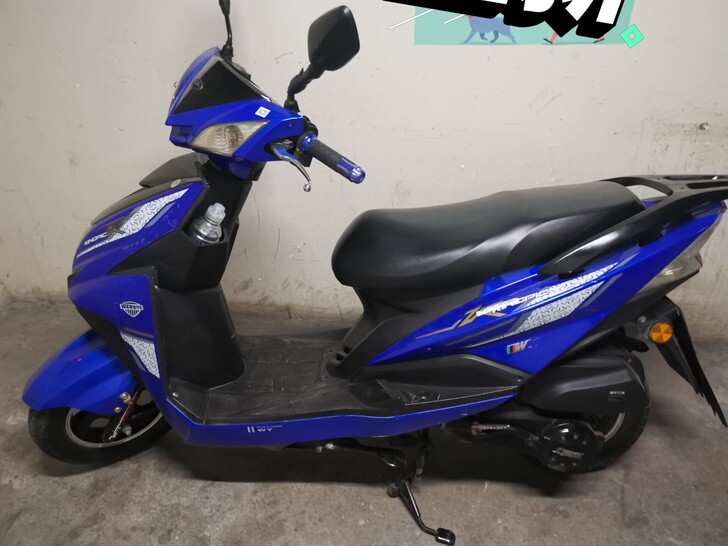 踏板摩托车，宝石蓝色，125cc，4冲不烧...