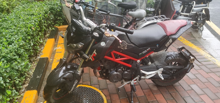 平时代步车,16年的应该是。后视镜,还有后...