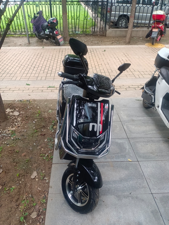 出个人准新车一辆，锂电池48伏30安，手续...