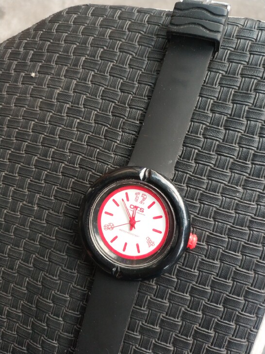 OTS红黑石英表。