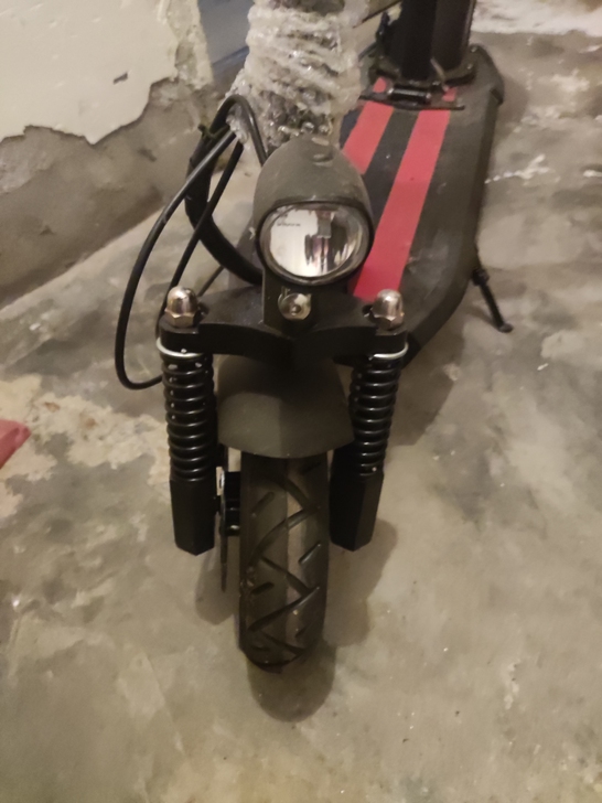 电动滑板车,几乎全新,充电器正常,钥匙都在...