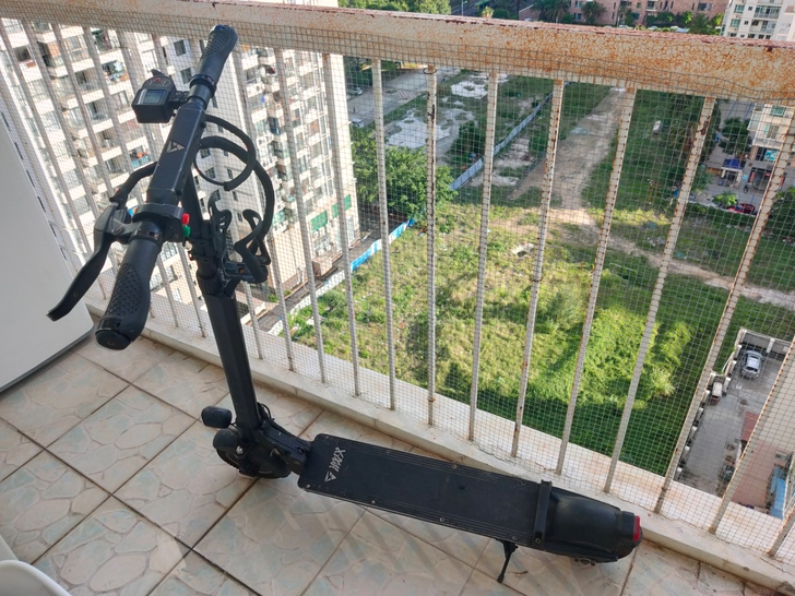 激战电动滑板车 50公里续航，此车跟一般的...