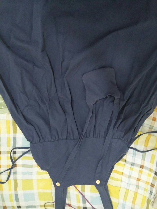 这件是青蔷薇家的背带裙，面料厚一点，秋天春...