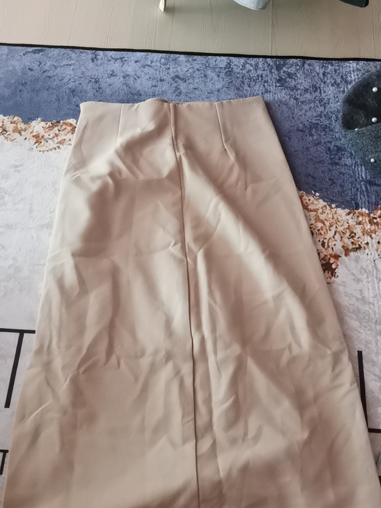 包臀裙，大概在膝盖的位置差不多，很显身材，...